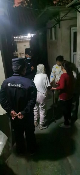 北京东城公安帮助92岁走失老人找到家